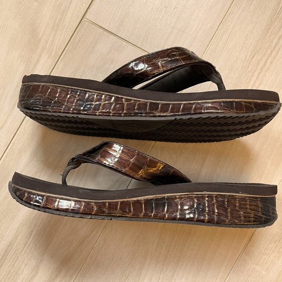 Volatile thong flip flop